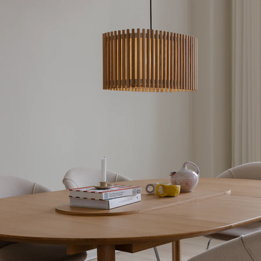 Umage Komorebi Large Rectangular Lampeskærm i Oak på en LED lampe over et spisebord