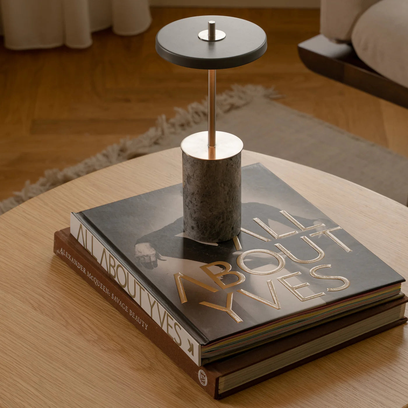 Zoomet helt ind på den unikke designet Asteria Move Mini i Grey Marble Stål placeret på sofabordet