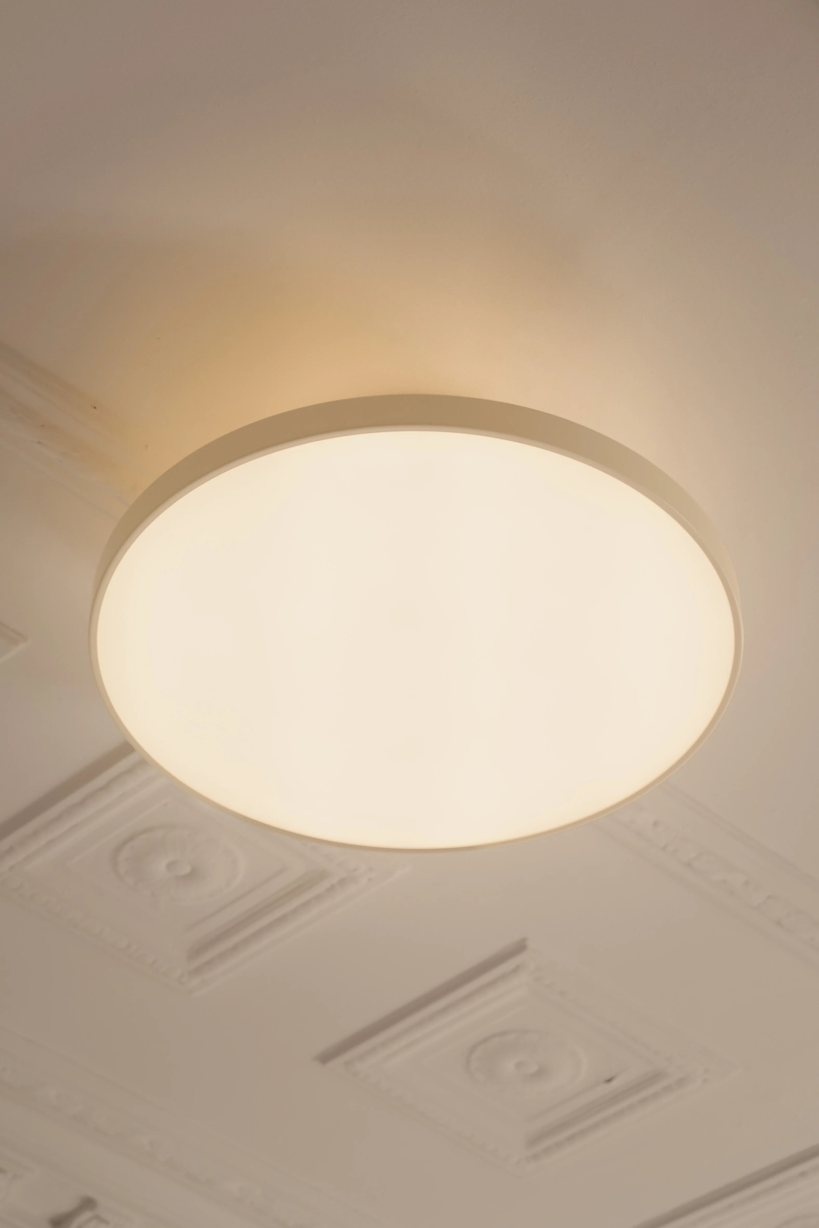 Asteria UP Plus Mini Pearl White Loftslampe close-up tændt