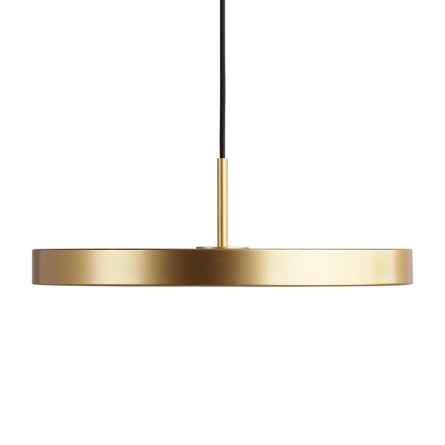 Helt tæt på Asteria Medium Pendel lampe i Brass
