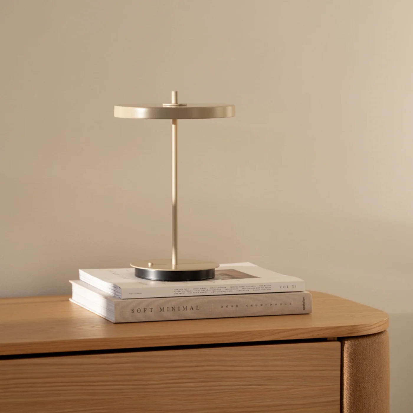 Zoomet helt ind på den elegante designet Asteria Move Monochrome i Clay
