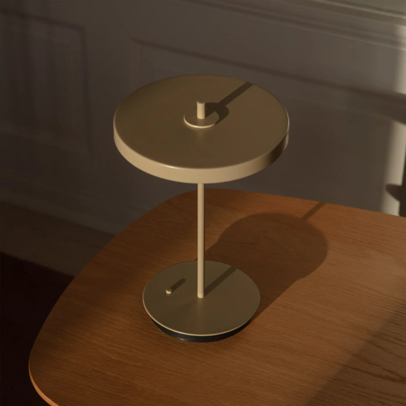 Zoomet helt ind på den æstetiske Asteria Move Monochrome i Clay placeret på et bord i stuen for dens behagelige belysning