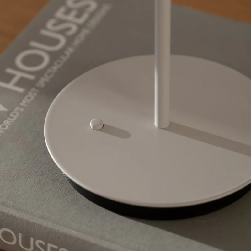 Zoomet helt ind på den unikke designet Asteria Move Monochrome i Nuance Mist med dens nemme betjening på foden
