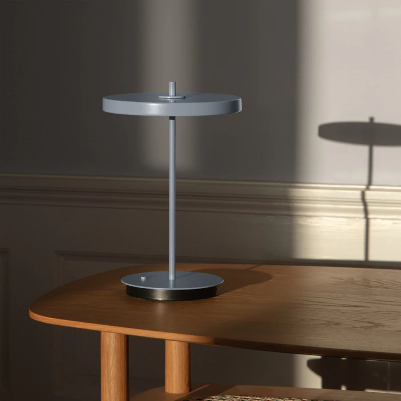 Zoomet helt ind på den unikke designet Asteria Move Monochrome i Pale Blue
