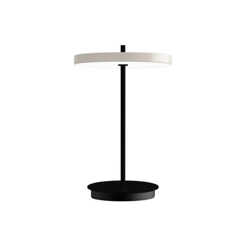 Zoomet helt ind på den unikke designet Asteria Move i Perle Hvid/Sort base