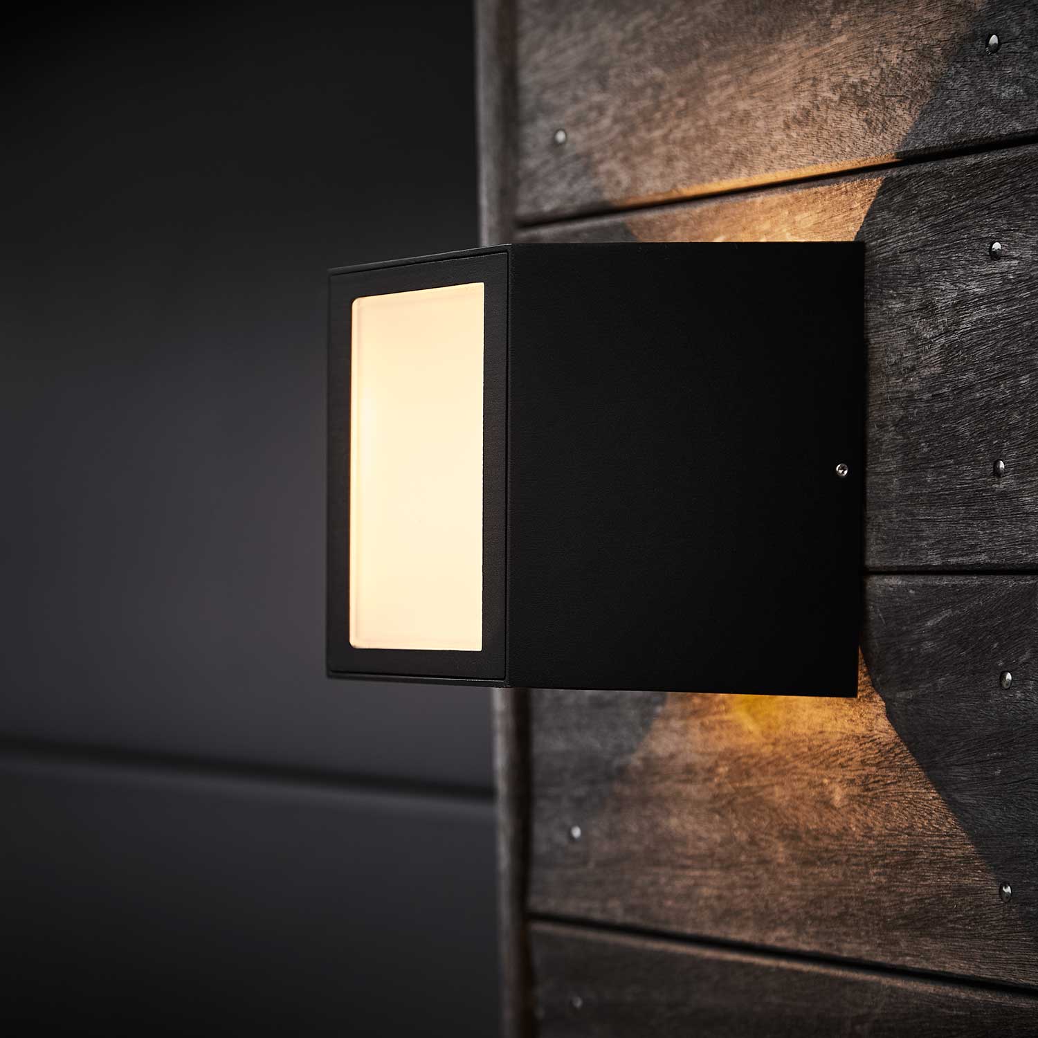 LOOM Design Una sort IP54 væglampe