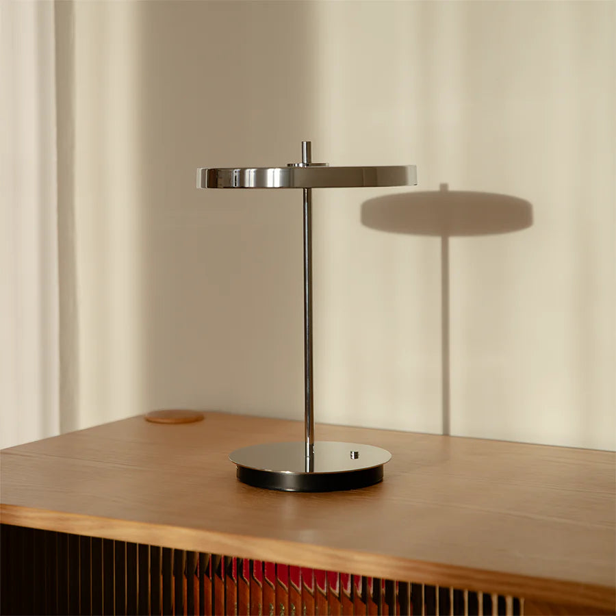 UMAGE Asteria Move Polished Steel står pænt i stuen