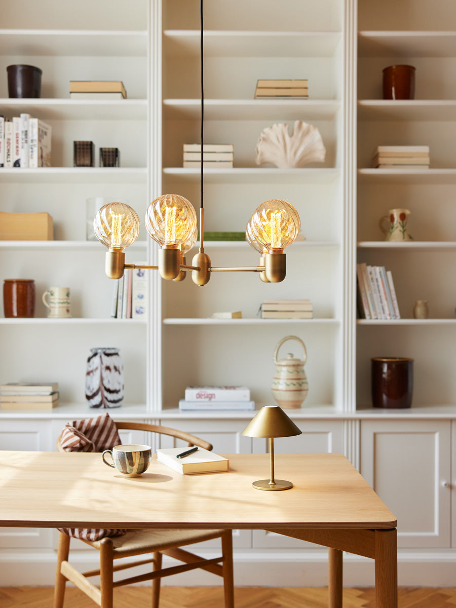 Halo Design Baroni lampen over et spisebord i hyggelig stue