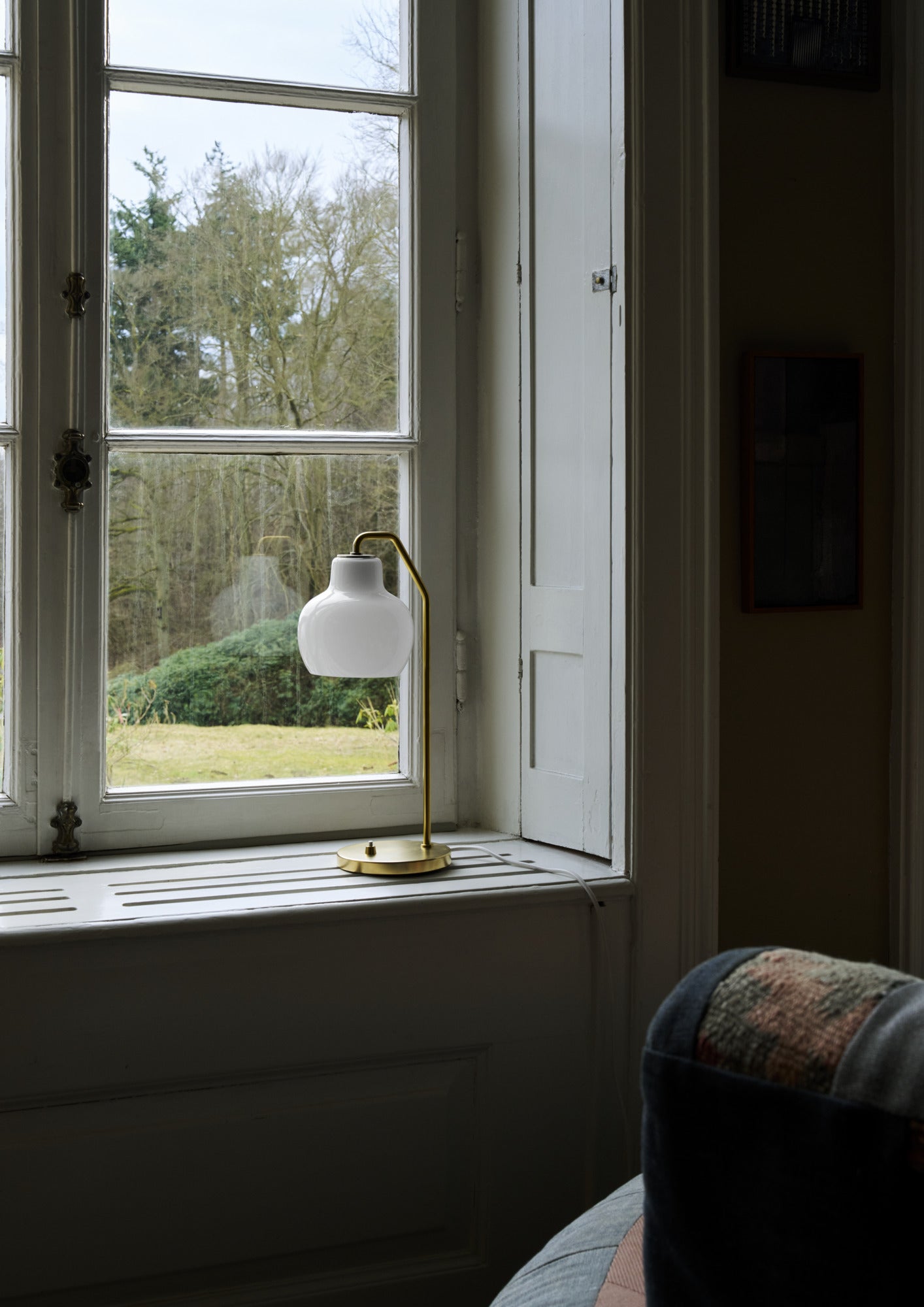 VL Ring Crown Ø150 E14 bordlampe messing/opal slukket på vindueskarmen