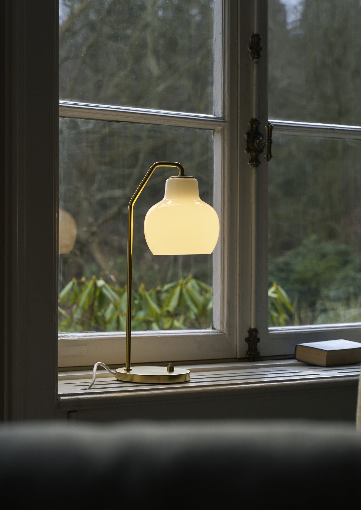 VL Ring Crown Ø150 E14 bordlampe messing/opal på vindueskarmen