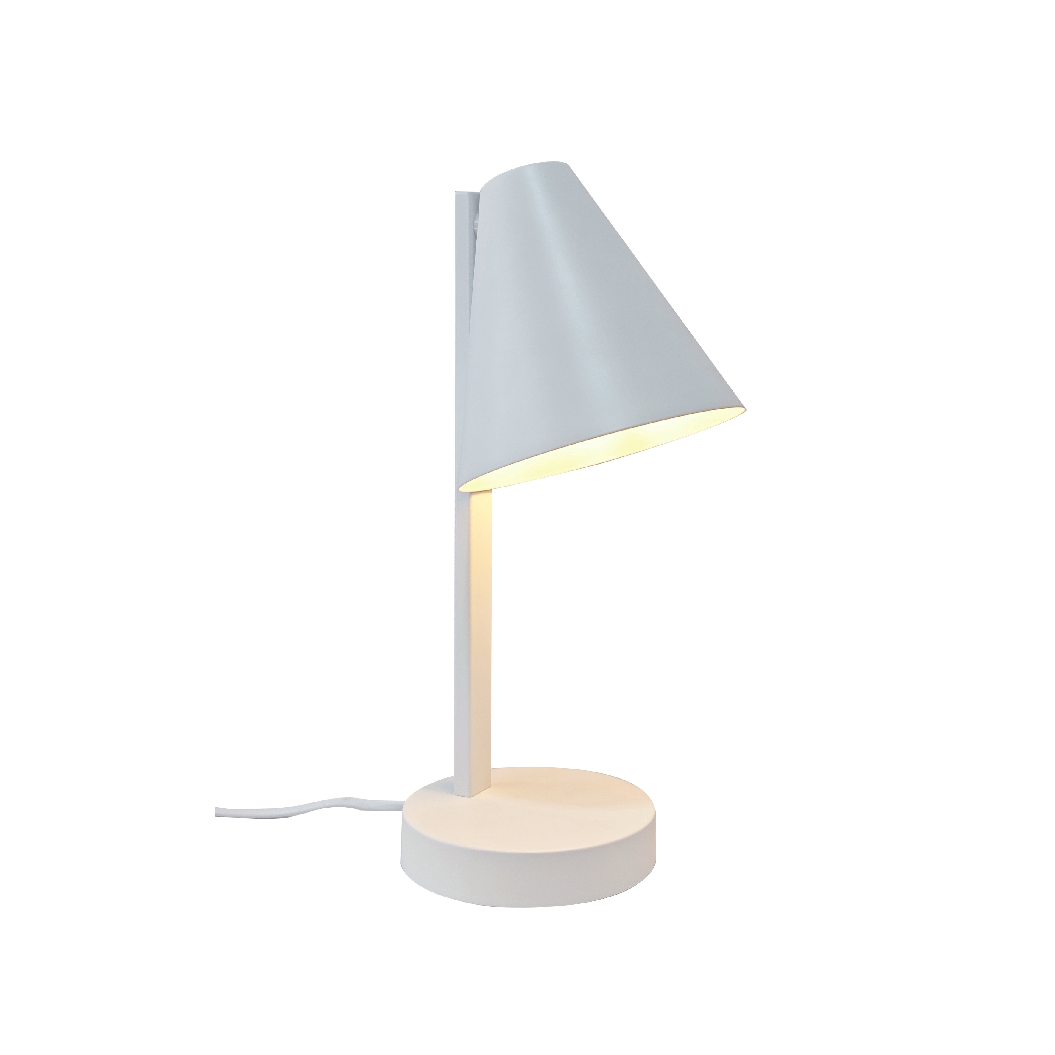 Sidevinkel på den stilrene og unikke Nordlux Wilmer Bordlampe i Hvid