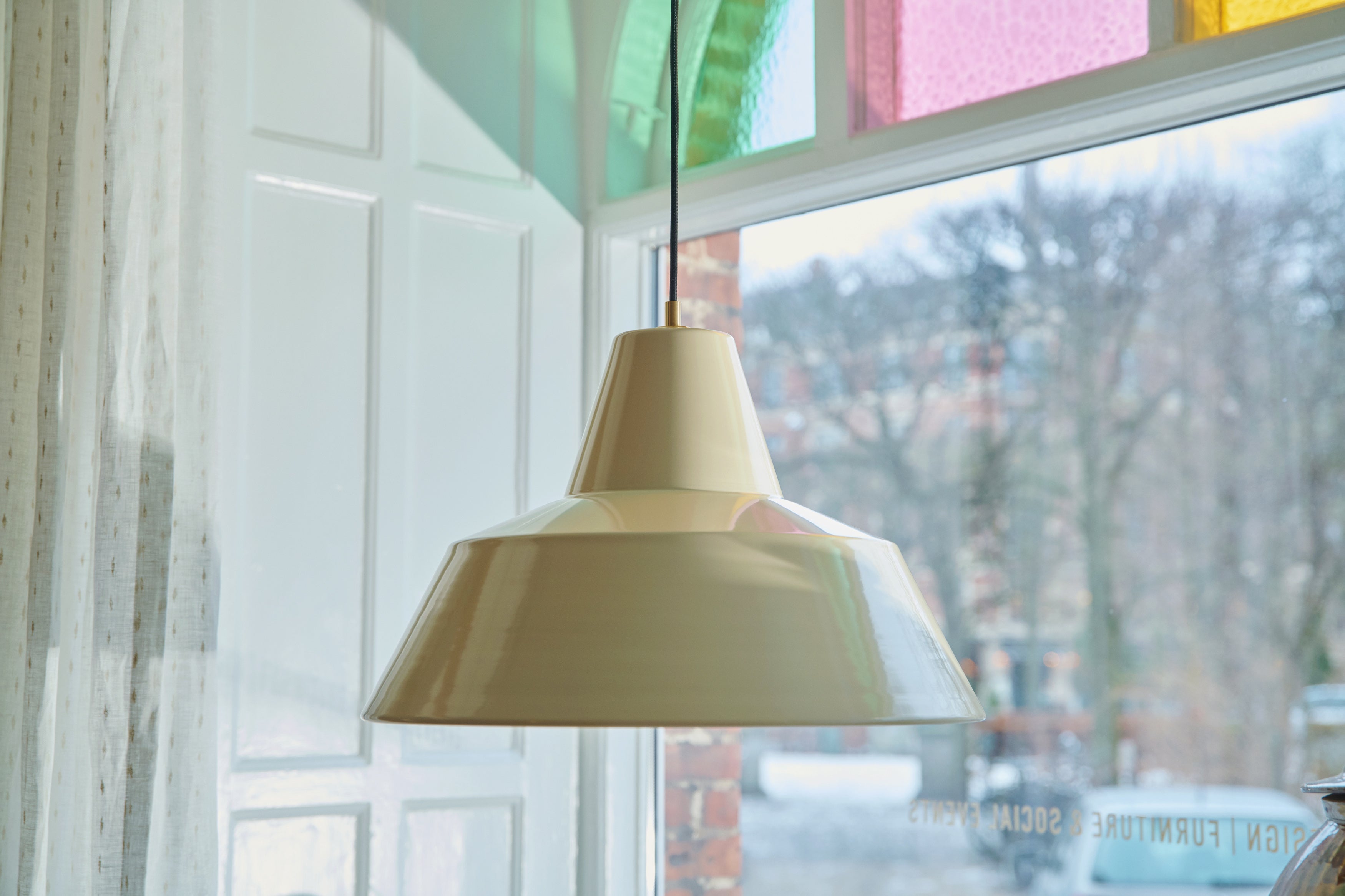Workshop Pendel W4 Butter Yellow ved butiksvindue