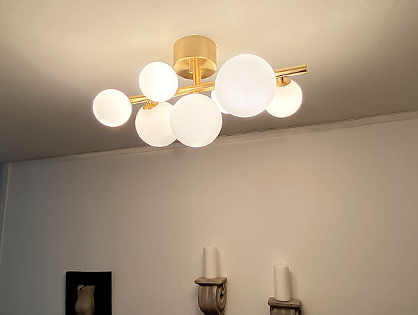 Zoomet helt ind på den unikke designet Molekyl Loftslampe i Messing/Hvid