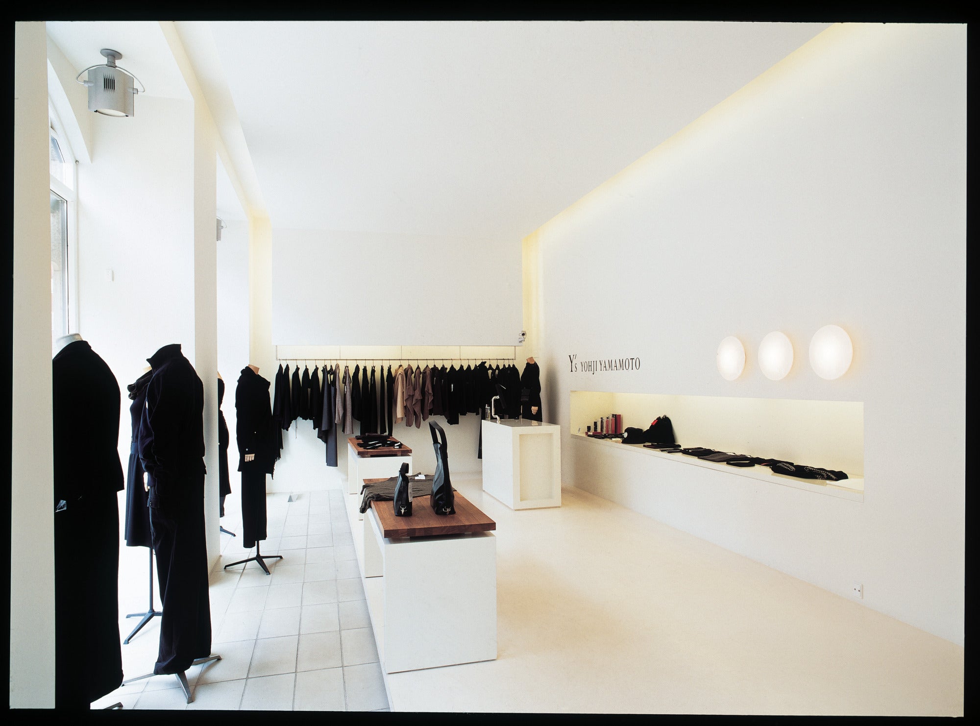 louis poulsen væglampe i et showroom