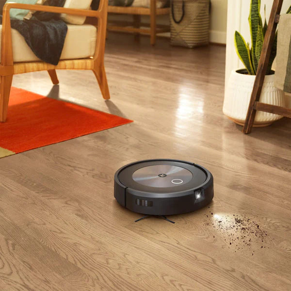 Irobot robotstøvsuger der støvsuger jord op i en stue