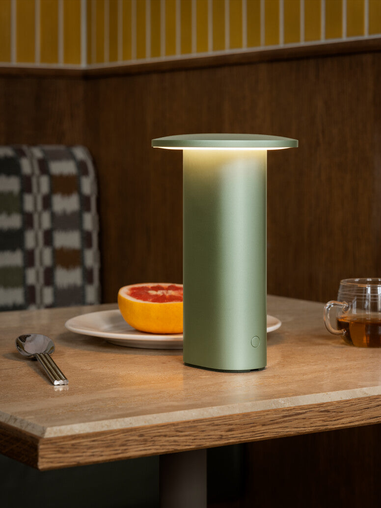 Solae Portable Lampe Light Green på caféen