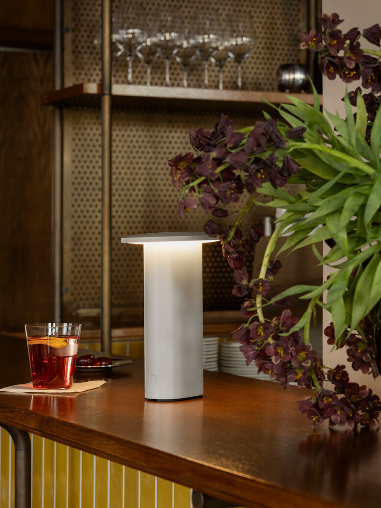 Solae Portable Lampe Warm Grey på baren