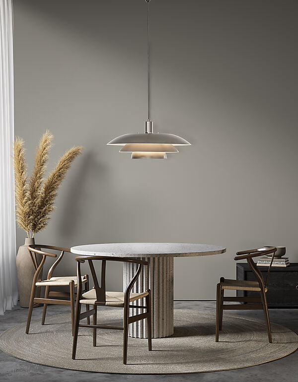 Den æstetiske Epsilon Ø45 Pendel i Grå hængt op over spisebordet 