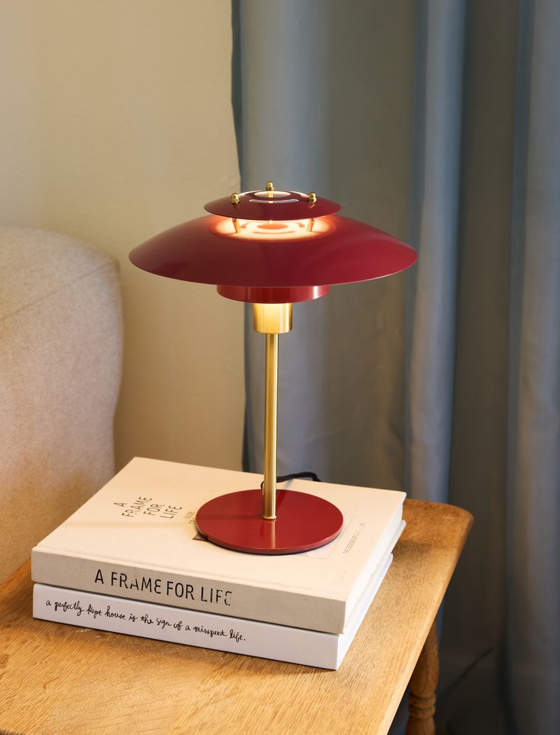 Zoomet ind på Sørup Bordlampe Ø25 Merlot med dens flotte finish og behagelige belysning