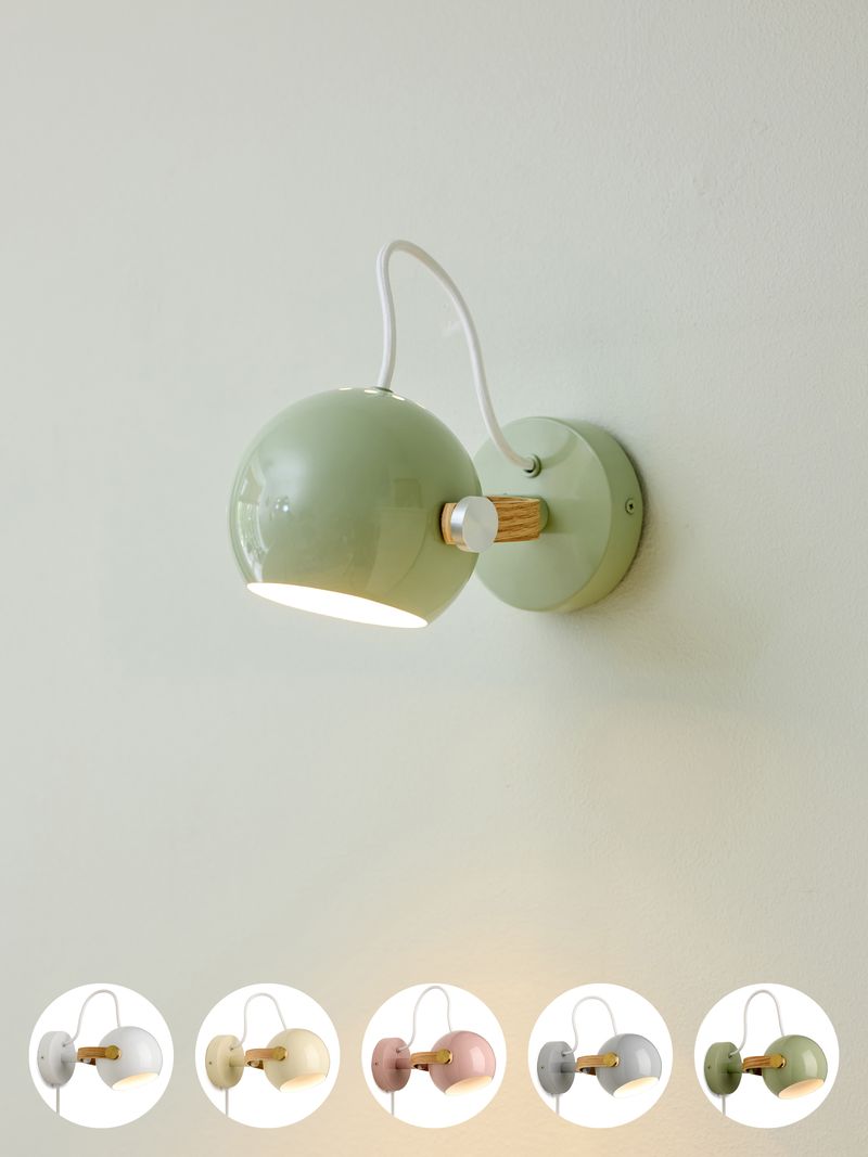 DC Væglampe Ø12 hængt op af væggen med dens store udvalg af diverse farver fra Halo Design