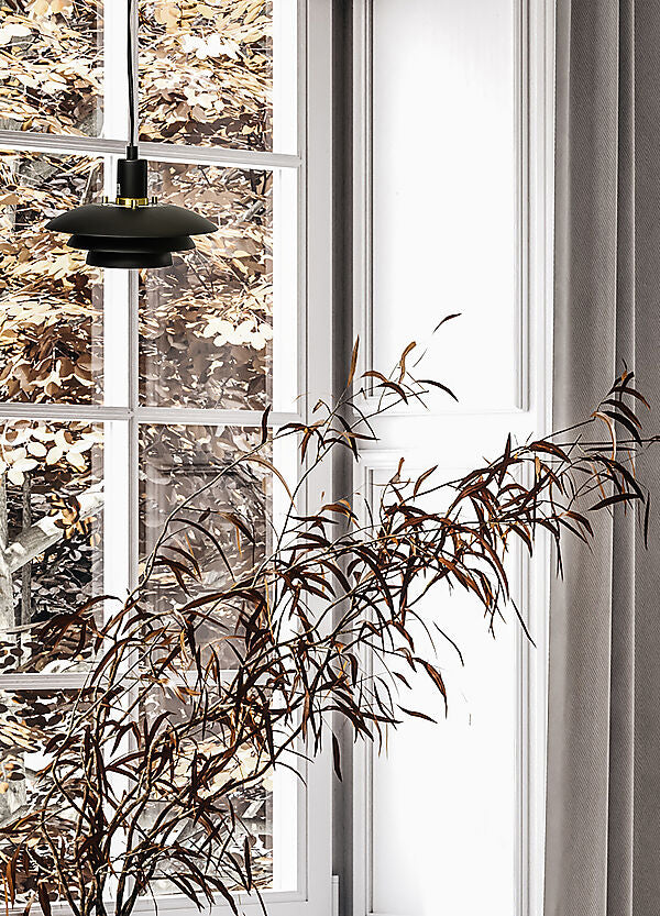 Den elegante designet Epsilon Ø20 Pendel i Sort hængt op i vindueskammen i stuen