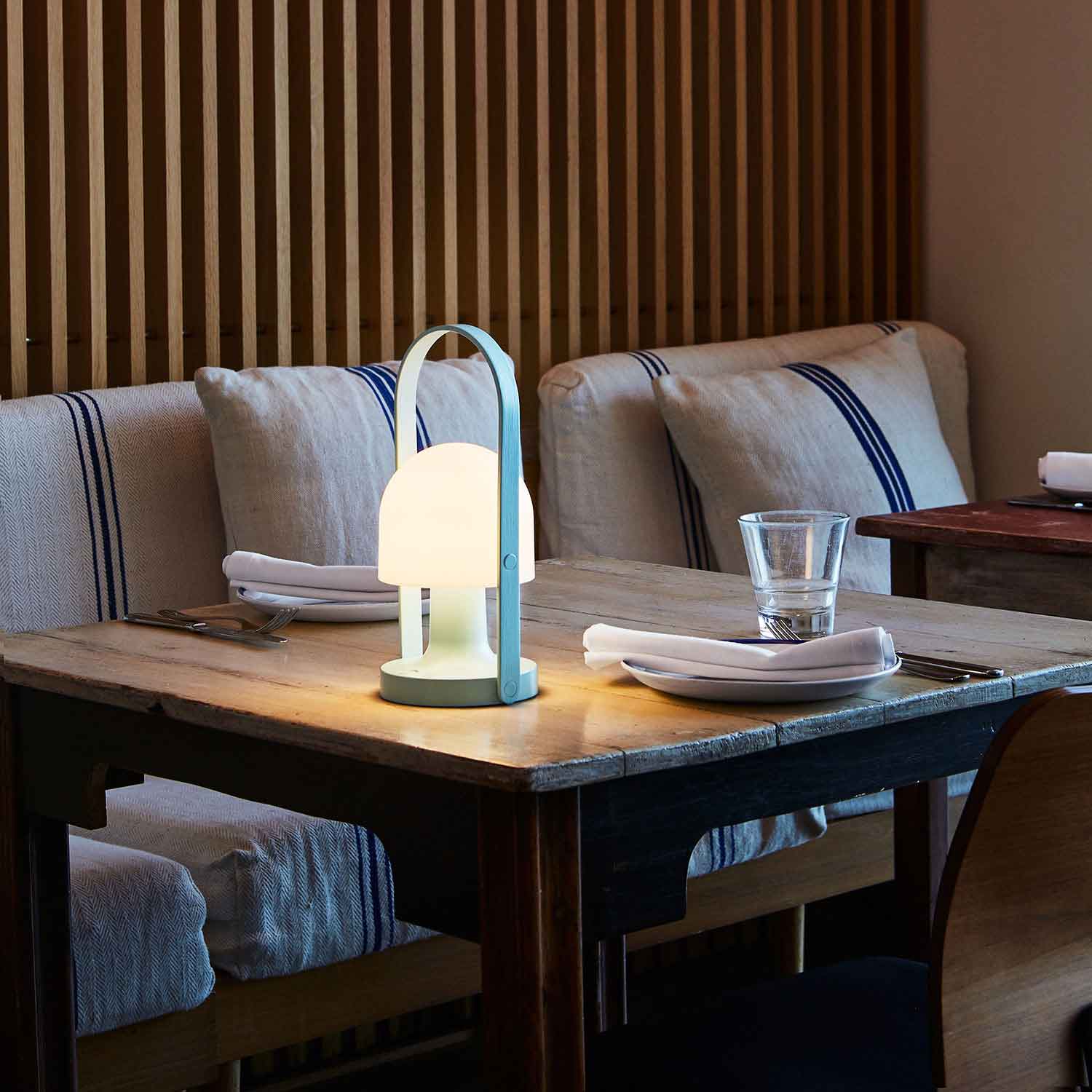 Lampefeber FollowMe Portable Bordlampe Blå i restaurantomgivelser