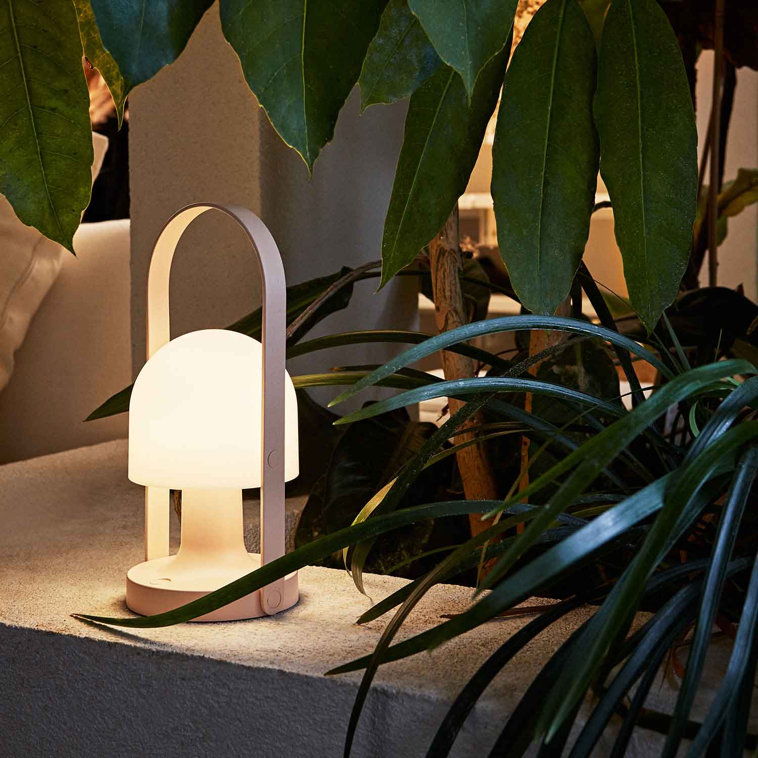 Lampefeber FollowMe Portable Bordlampe Pink ude på verandaen
