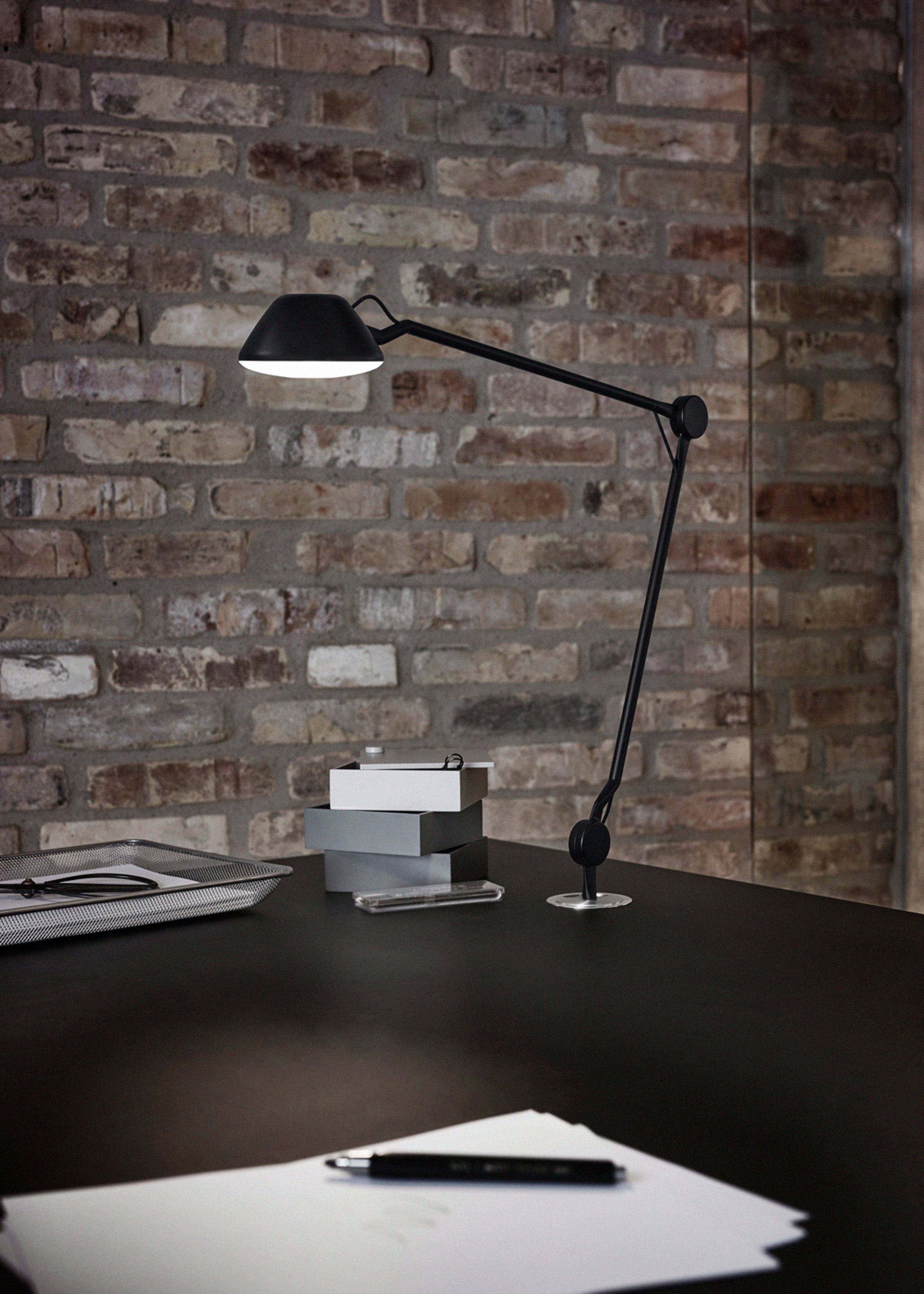 AQ01™ Sort LED Plug-in Bordlampe