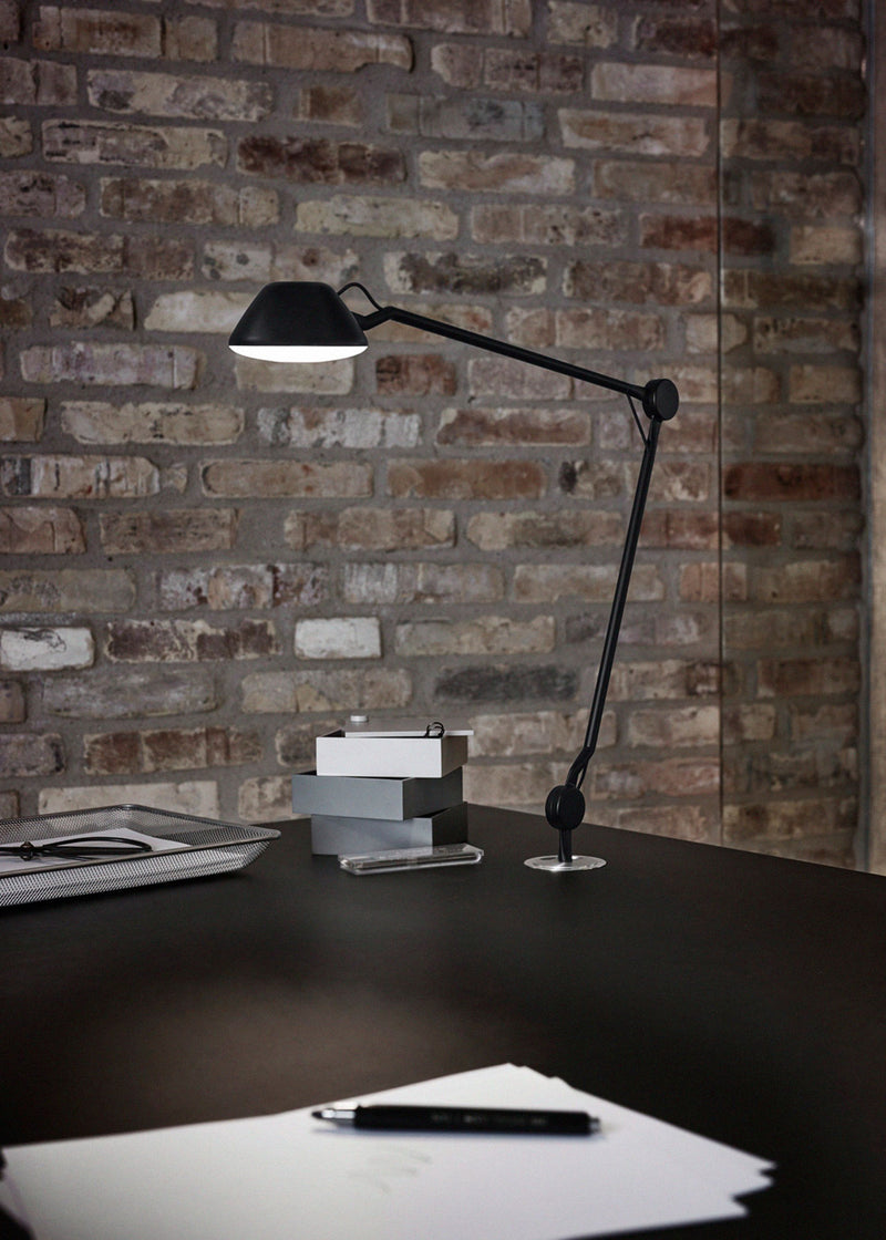 AQ01™ Sort LED Plug-in Bordlampe