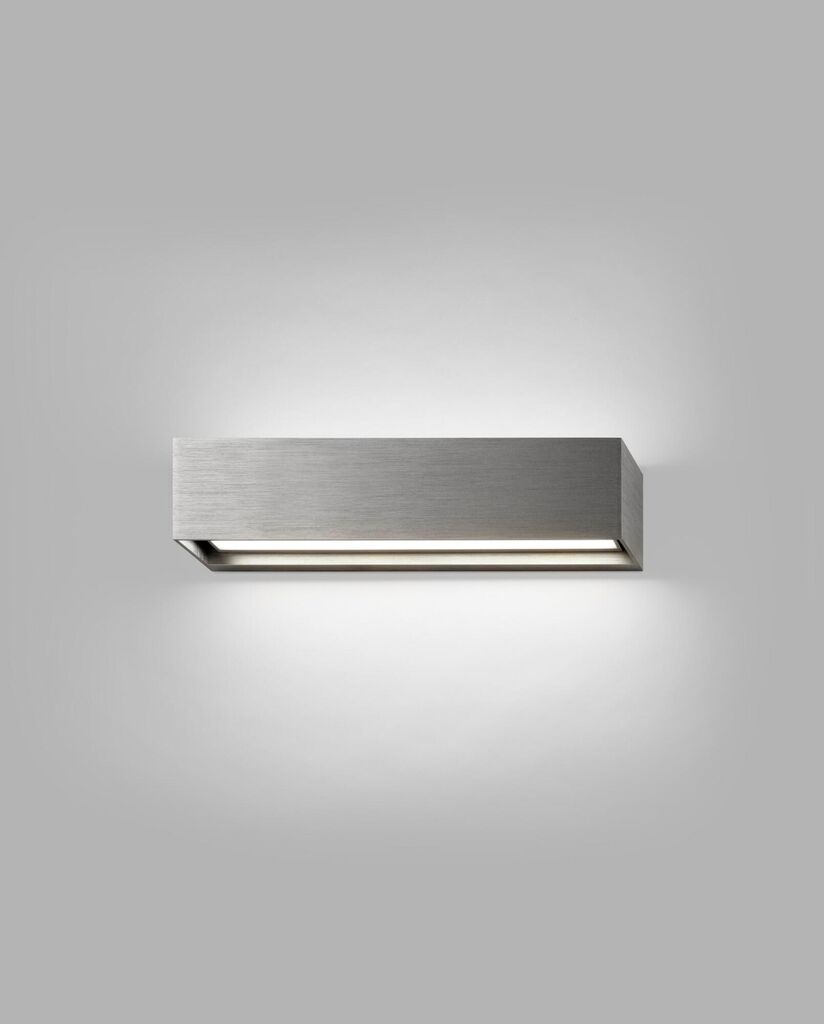 Light-Point Linea W2 Switch Tune 2700/3000K titanium væglampe på væggen