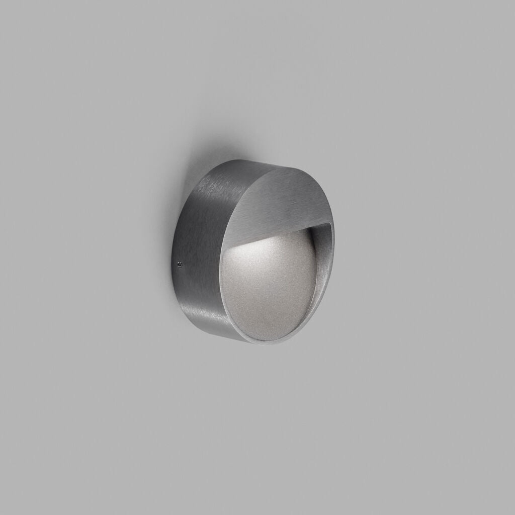 Light-Point Serious 3 Væglampe 12W IP54 2700K Titanium i det grå tomrum