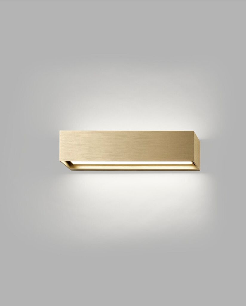 Light-Point Linea W2 Switch Tune 2700/3000K brass væglampe på væggen