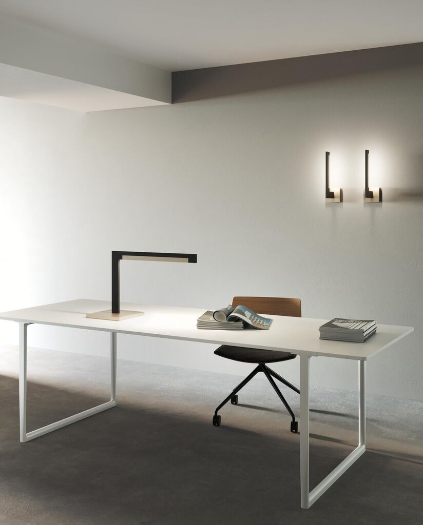 Light-Point Inlay W1 Linear matsort satinguld LED væglampe af Studio F. A. Porsche på væggen med makker i studiebunkeren