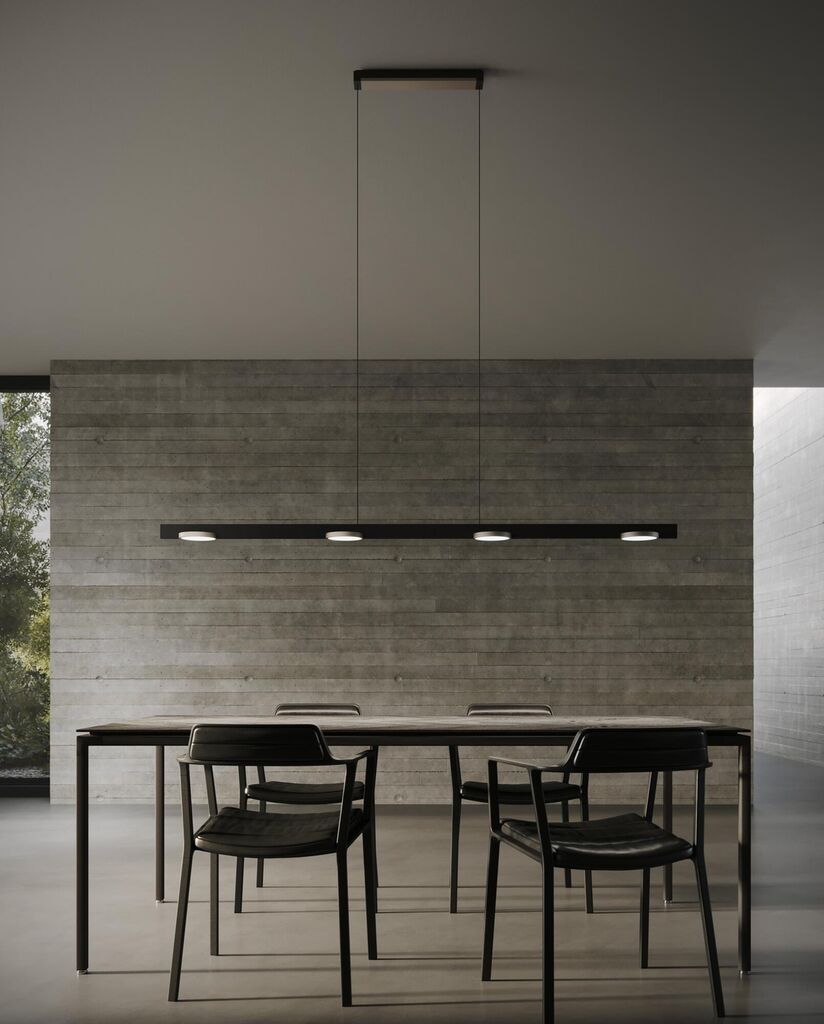 Den elegante designet Inlay S1800 Linear Disc SmartTune 2700-6500K i Mat Sort/Satin Guld hængt op over spisebordet for dens behagelige belysning med nem lysstyring