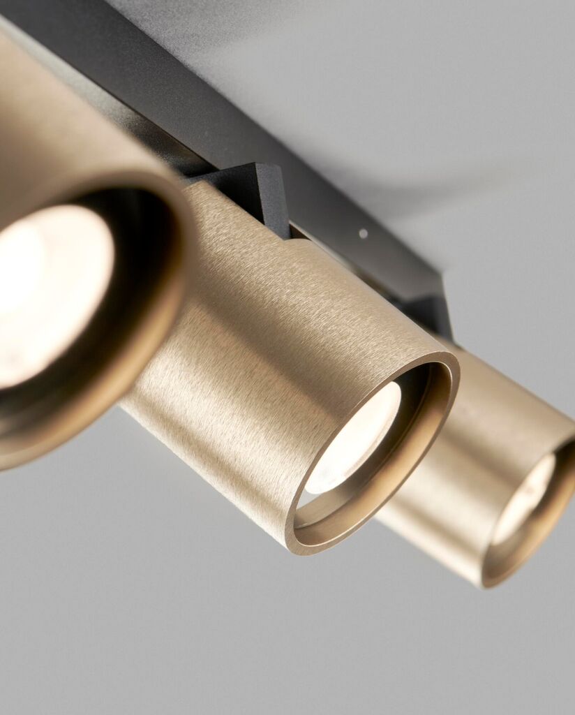 Den æstetiske spotloftslampe Focus L900 Switch Tune 2700/3000K i Brass fra Light-Point