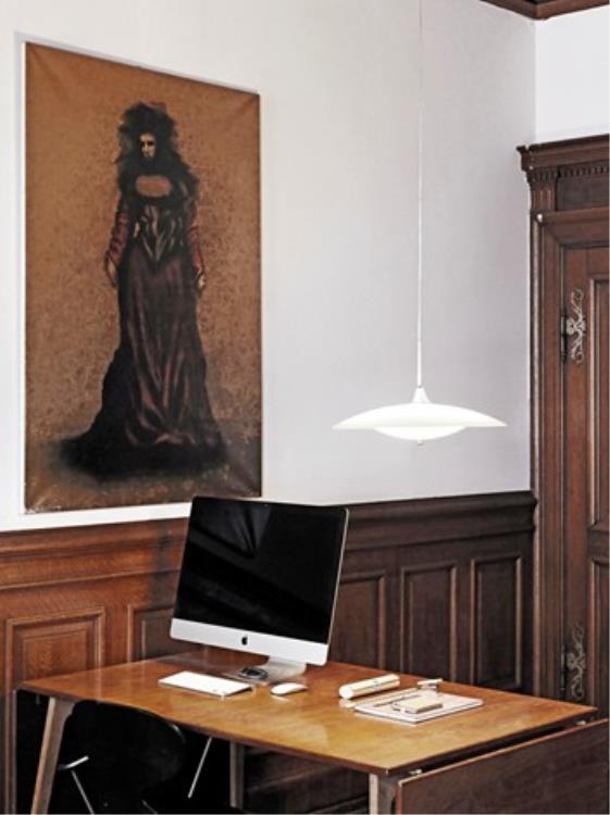 Halo Design baroni pendel lampe ved et skrivebord