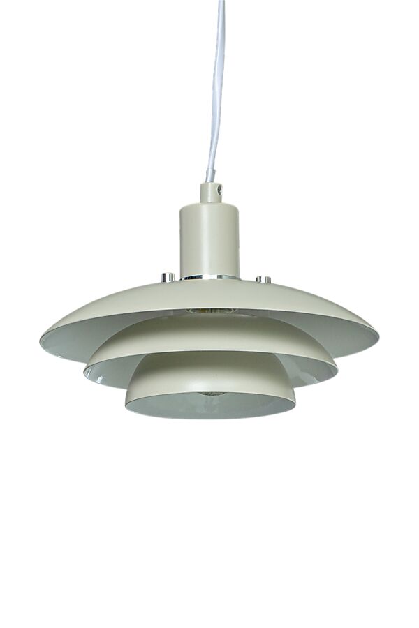 Zoomet helt ind på Epsilon Ø20 Pendel i Beige placeret foran en hvid væg for den flotte kontrast