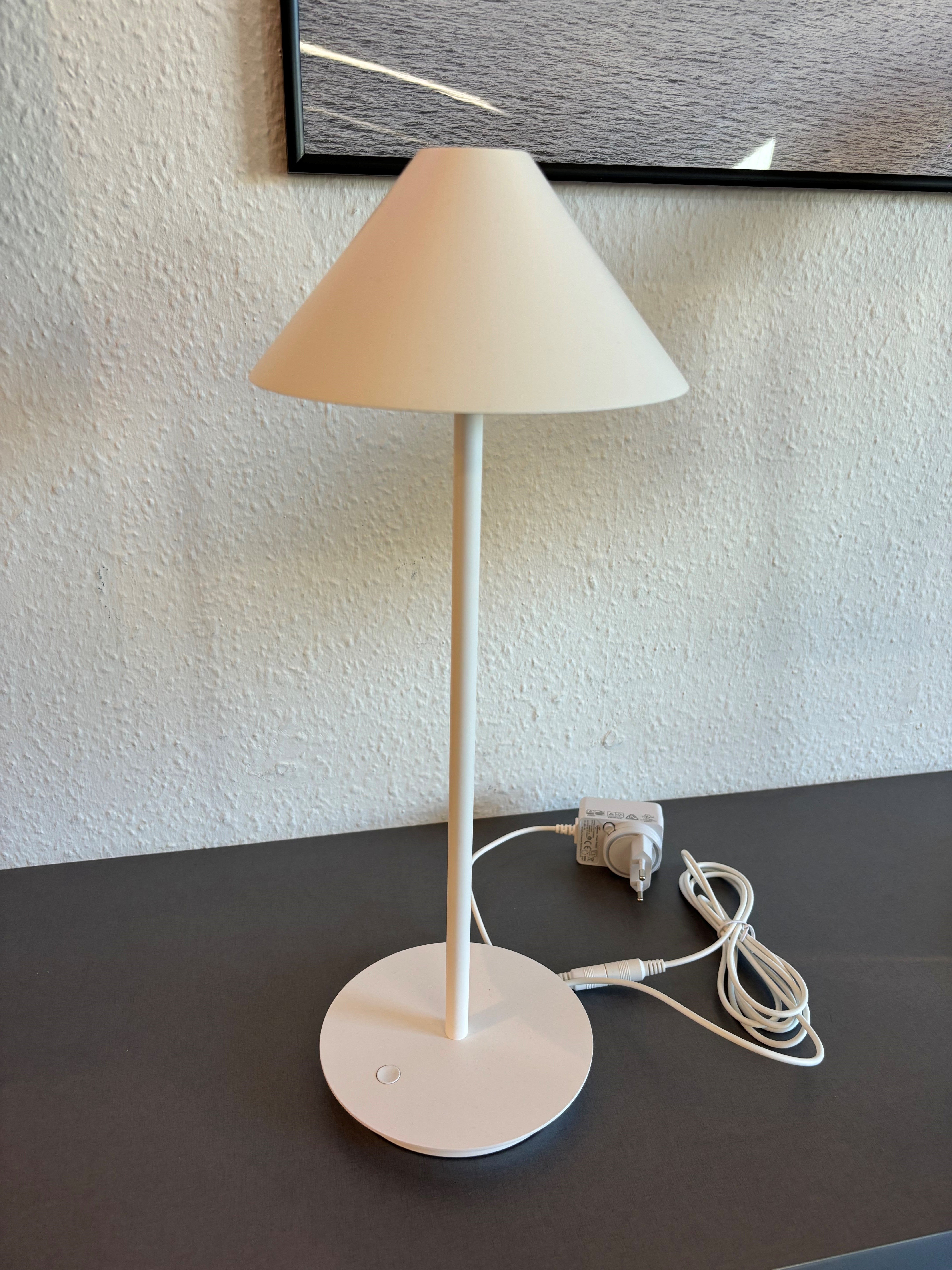 Keglen 175 Hvid LED bordlampe m fod - DEMO