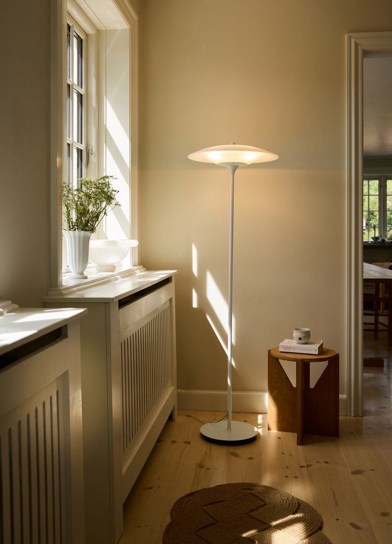 Baroni Gulvlampe Ø46 Cream placeret i stuen for dens behagelige belysning og elegante design