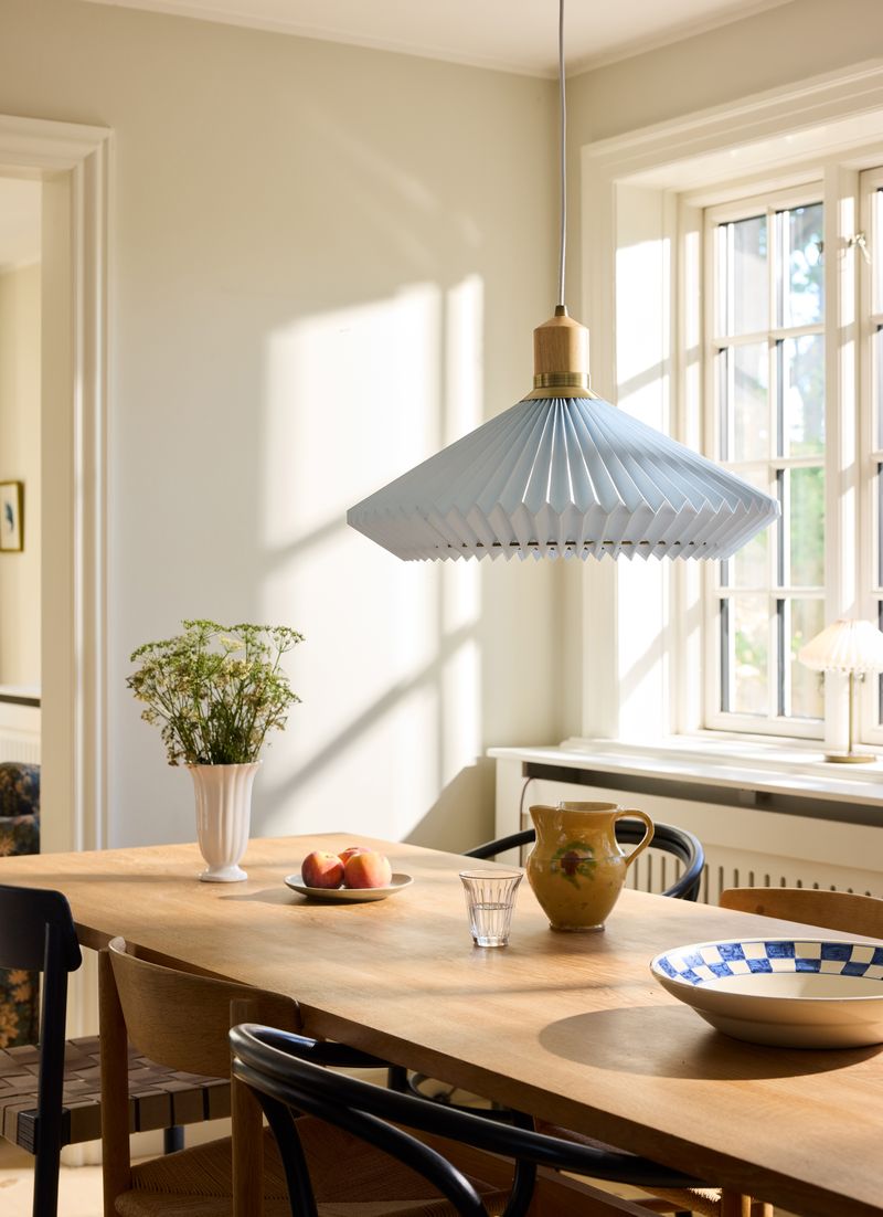 Zoomet ind på skærmen fra Paris Ø56 Pendel – Sky Blå med dens elegante design