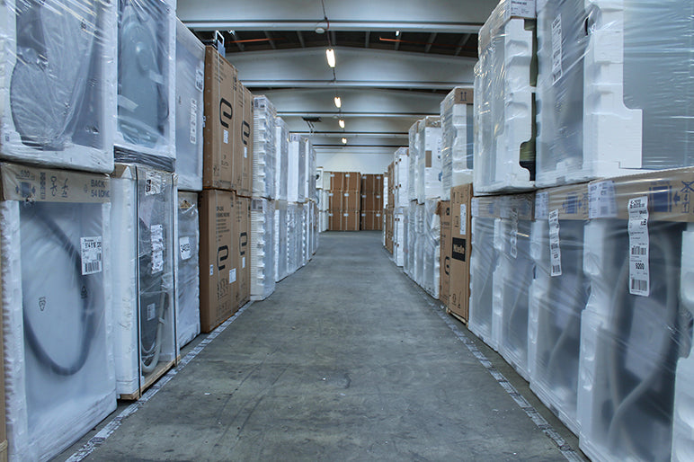 Massere af varer klar på lager til omgående levering.