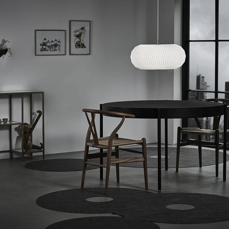 LE KLINT Donut Small over spisebordet, tangerende til brutal futurisme