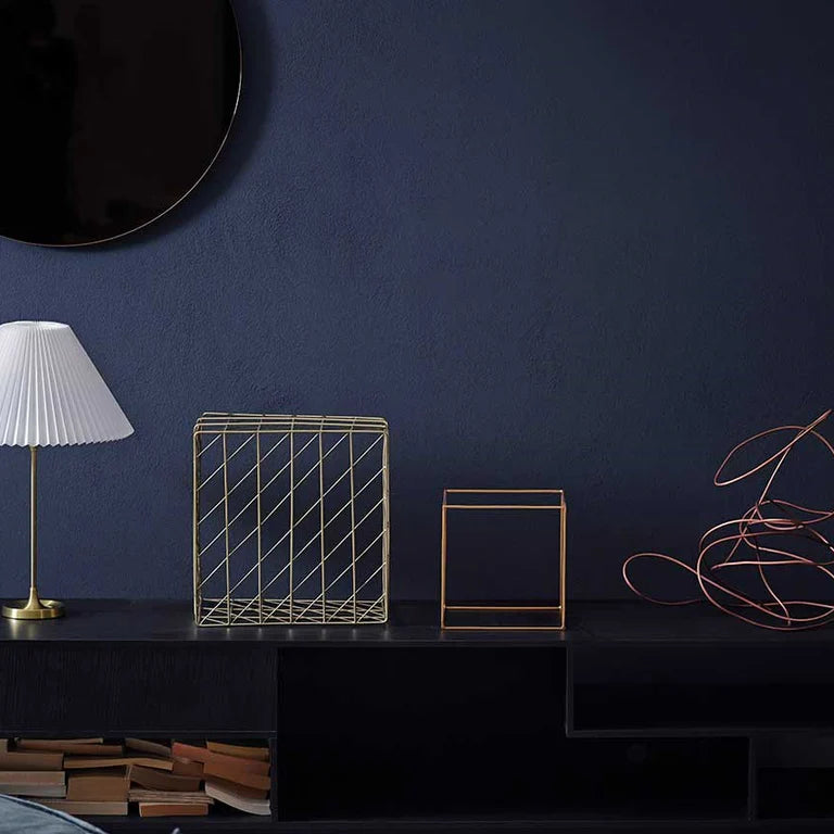 LE KLINT Model 307 messing bordlampe m. papirskærm på reol i mørket