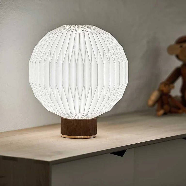 LE KLINT Model 375 bordlampe i røget eg på hylden