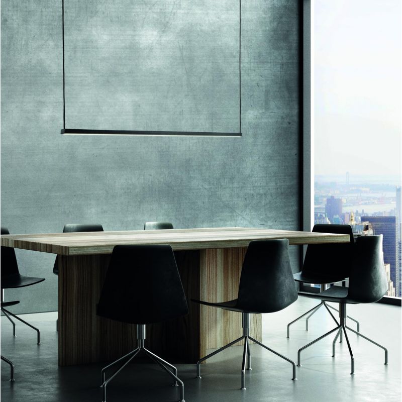 Light-Point stripe over et mødebord i smukke omgivelser