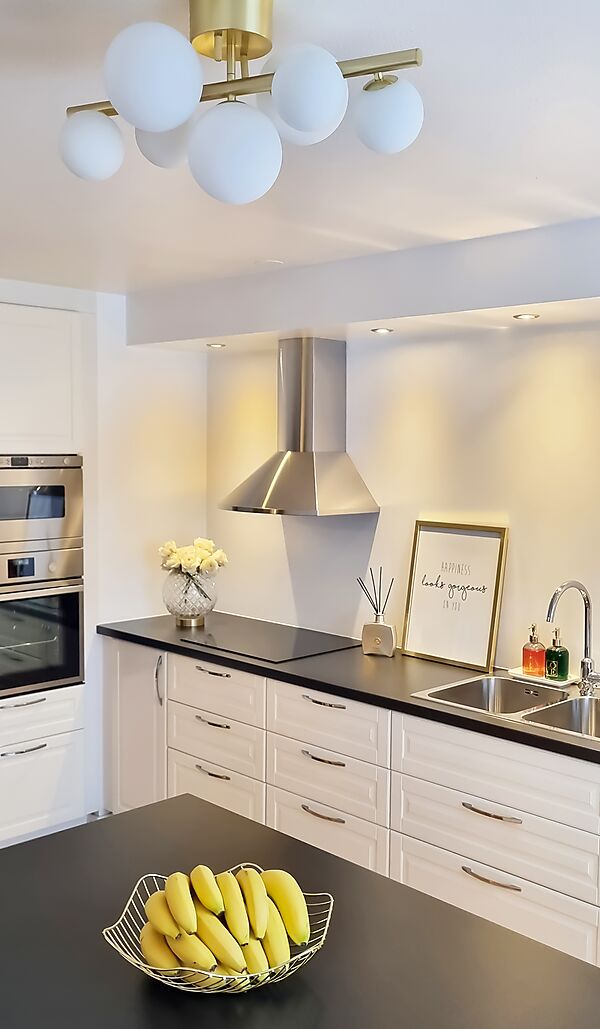 Den æstetiske Molekyl Loftslampe i Messing/Hvid hængt op i køkkenet for dens behagelige belysning