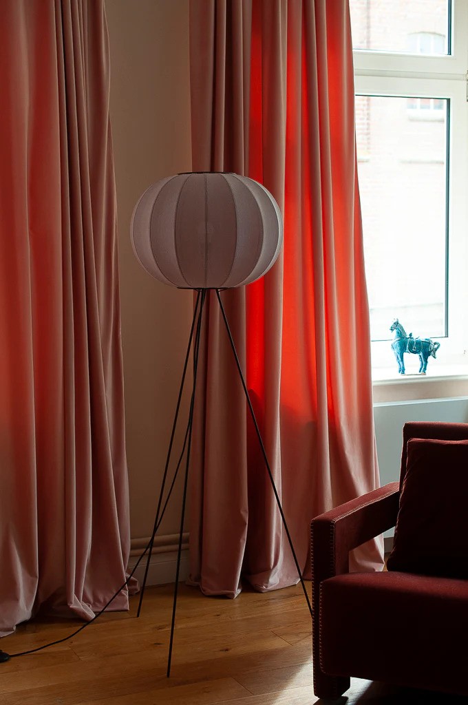 Den unikke designet Knit-Wit Ø45 Round Gulvlampe High i Light Pink placeret i stuen