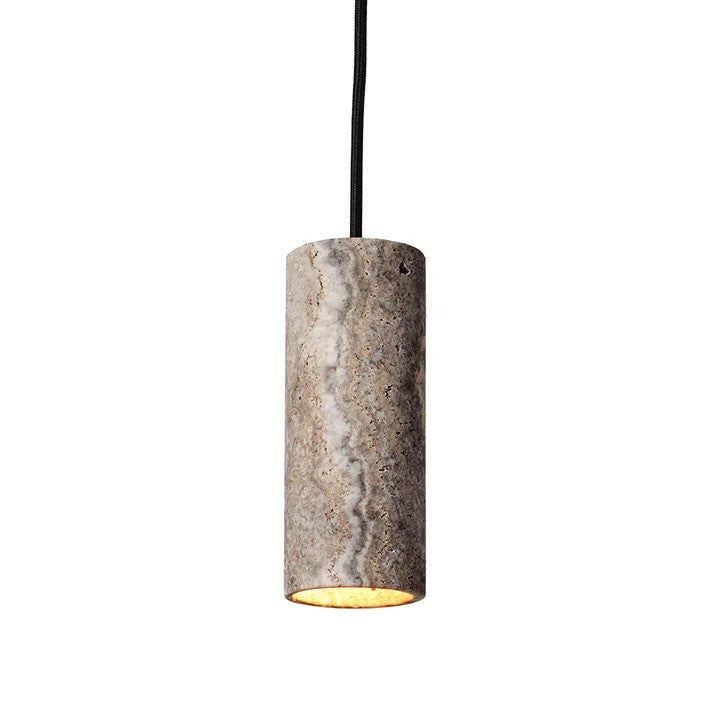 Core Spot Pendel i Nero Marquina hængt op og tændt for det behagelige belysning og unikke samt simple design