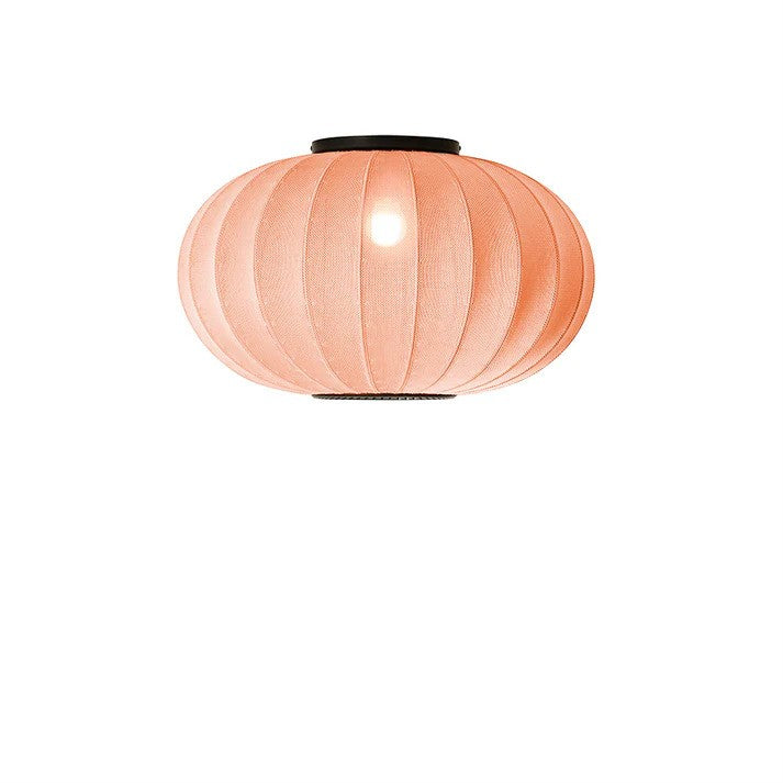 Den unikke Knit-Wit Ø57 Oval Ceiling i Coral hængt op og iført en E27 pære som er tændt