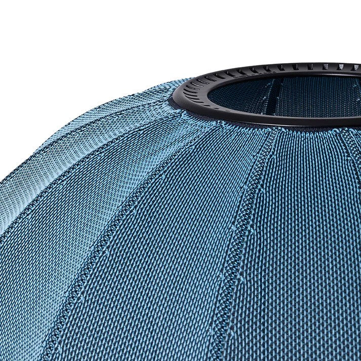 Zoomet helt ind på lampeskærmen fra Knit-Wit Ø45 Oval Loftslampe i Blue Stone